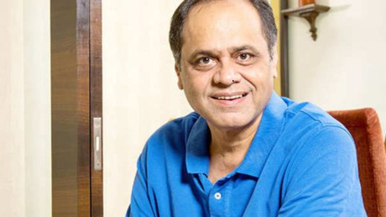 ९०च्या दशकात रमेश दमाणी यांनी शेअर मार्केटमध्ये आपले पाऊल ठेवले. आज त्यांचे गोदरेज इंडस्ट्रीज, गोल्डियम इंटरनॅशनल तसेच पनामा पेट्रोटेकसारख्या मोठ्या कंपन्यांमध्ये शेअर्स आहेत. 
