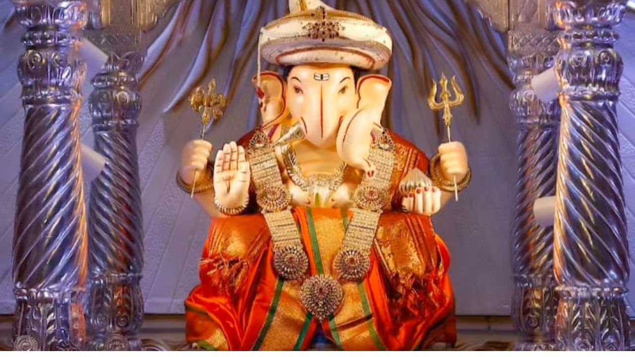 पुण्यातील दुसरा मानाचा गणपती म्हणजे तांबडी जोगेश्वरी गणपती. हा गणपती तांबडी जोगेश्वरी देवीच्या मंदिरात विराजमान असतो आणि भक्तांची मोठी गर्दी येथे होते.