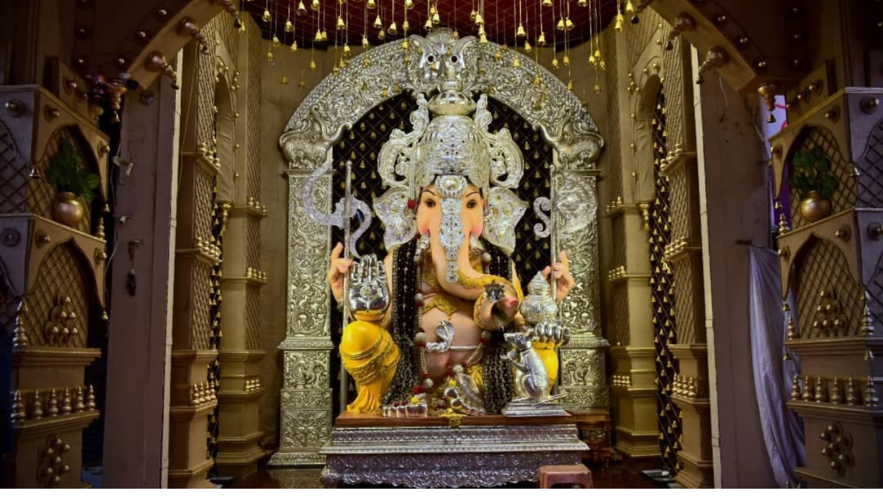 तुळशीबाग गणपती मोठ्या आकाराचा असून चौथा मानाचा गणपती आहे. गणरायाचे दर्शन घेण्यासाठी भाविकांची मोठी गर्दी होते. 