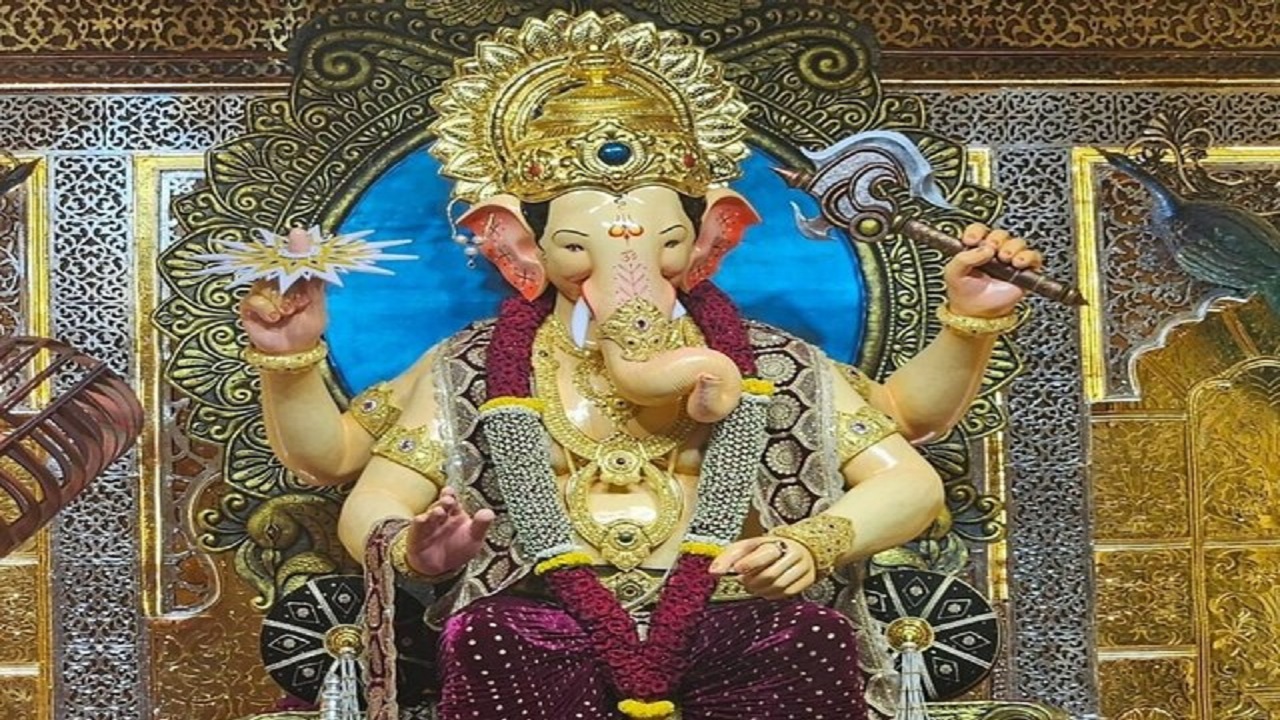 पुतळाबाई चाळीमध्ये असलेला लालबागचा राजा किंवा ‘किंग ऑफ लालबाग’ हे मुंबईतील सर्वाधिक भेट दिलं जाणारं गणेश मंडळ आहे.