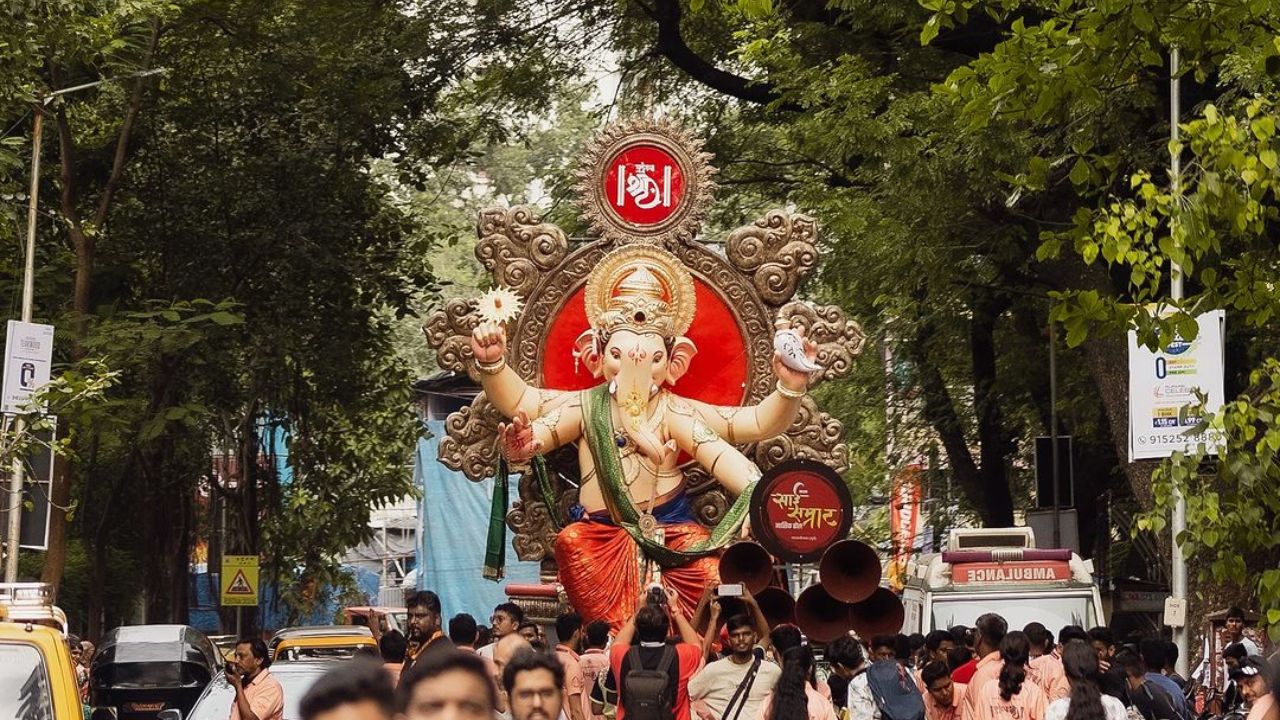 मुलूंडचा श्री खूप प्रसिद्ध असून येथे दर्शनासाठी मोठी गर्दी असते. 