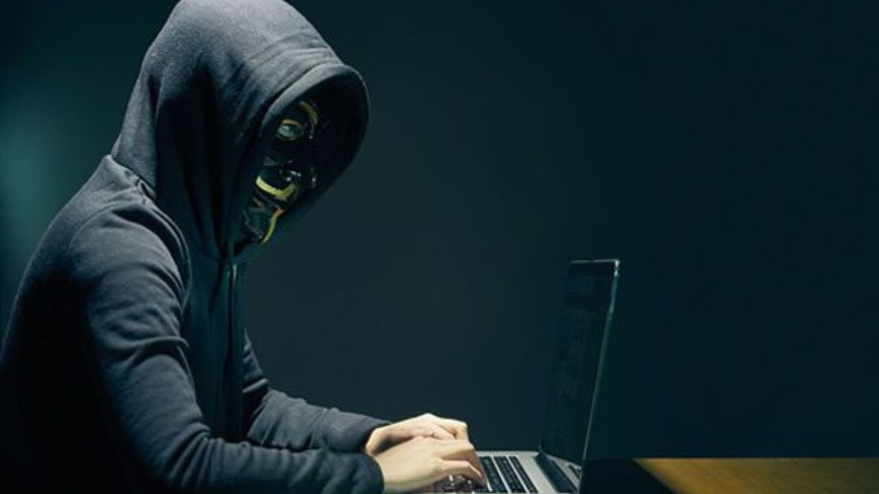 डिजीटल फायनान्स स्कॅममध्ये, सायबर स्कॅमर फिशिंग घोटाळ्यांचा अवलंब करतात. लोकांना अडकवण्यासाठी, सायबर स्कॅमर कंपनी अधिकारी किंवा बँक अधिकारी म्हणून वैयक्तिक माहिती मिळवण्याचा प्रयत्न करतात. अनेक वेळा यासाठी सायबर स्कॅमर बनावट वेबसाइट्स किंवा फिशिंग ईमेल्सचीही मदत घेतात. 
