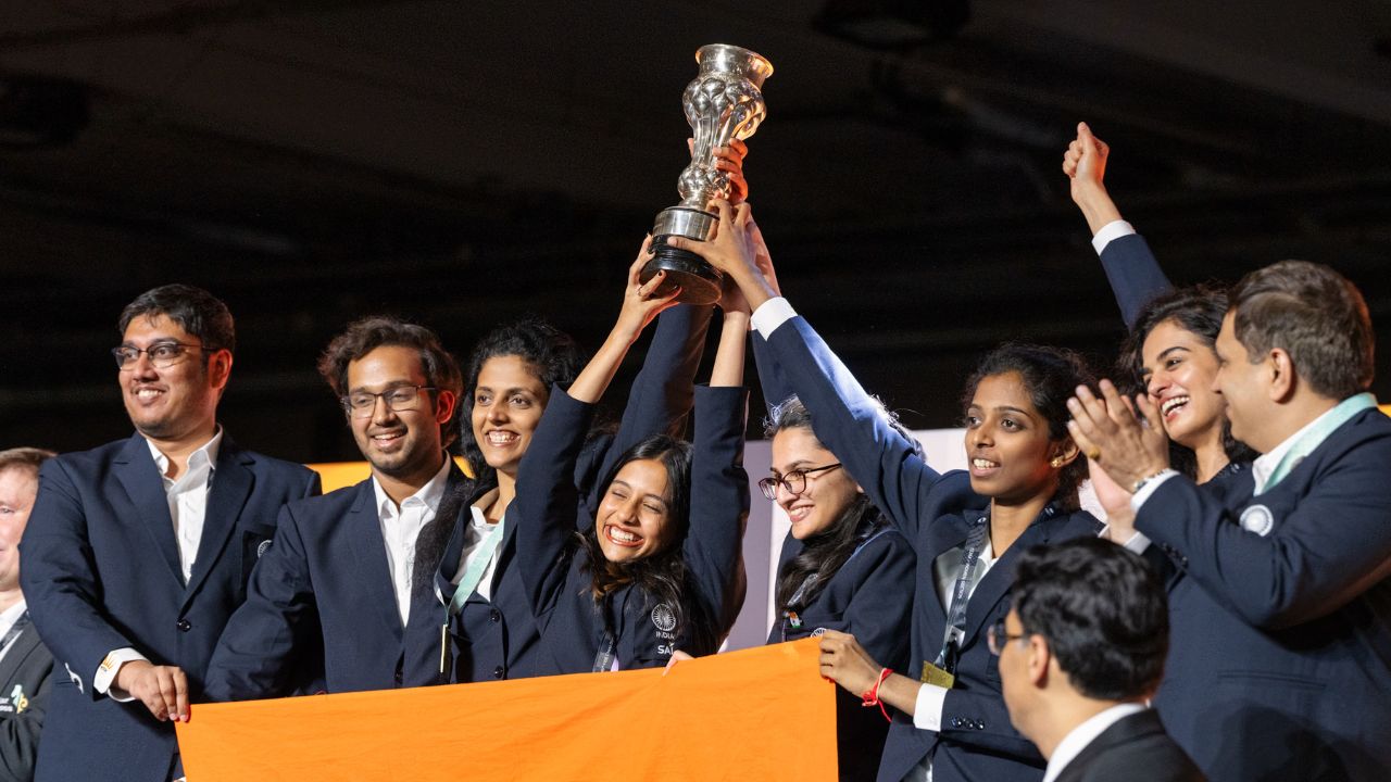 भारतीय महिला संघाने सुरुवातीपासून पकड बनवून ठेवली होती परंतु संघाला दहाव्या राउंडमध्ये पराभवाचा सामना करावा लागला होता, परंतु ११ व्या राउंडमध्ये कमाल करून संघाने सुवर्ण पदक नावावर केलं. फोटो सौजन्य- International Chess सोशल मीडिया 
