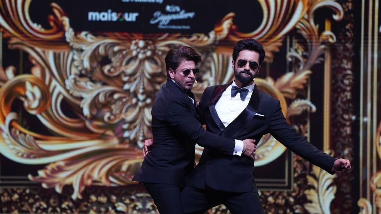 बॉलीवूडचा किंग खान शाहरुख लुक पाहून चाहत्यांनी त्याच्यावर कौतुकाचा वर्षाव केला आहे, तो विकी कौशलसोबत होस्टिंग करताना दिसणार आहे. फोटो सौजन्य - IIFA सोशल मीडिया 