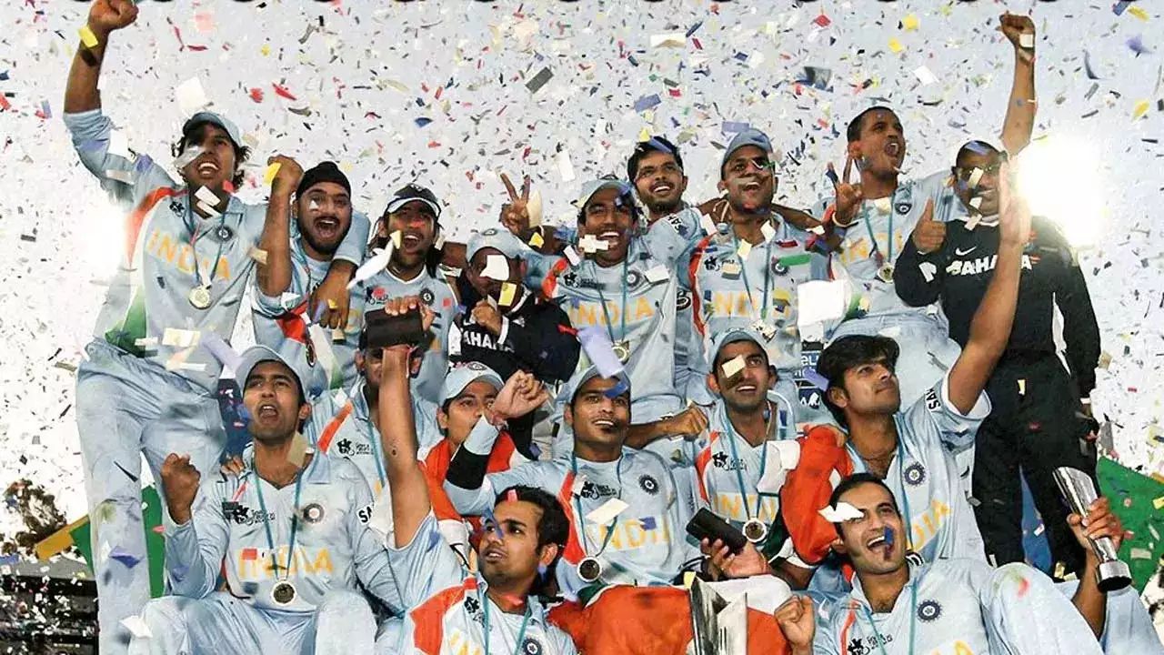भारताने २४ वर्षांनंतर विश्वविजेतेपद पटकावले होते. यापूर्वी टीम इंडियाने 1983 मध्ये कपिल देव यांच्या नेतृत्वाखाली विश्वचषक जिंकला होता. फोटो सौजन्य - सोशल मीडिया 