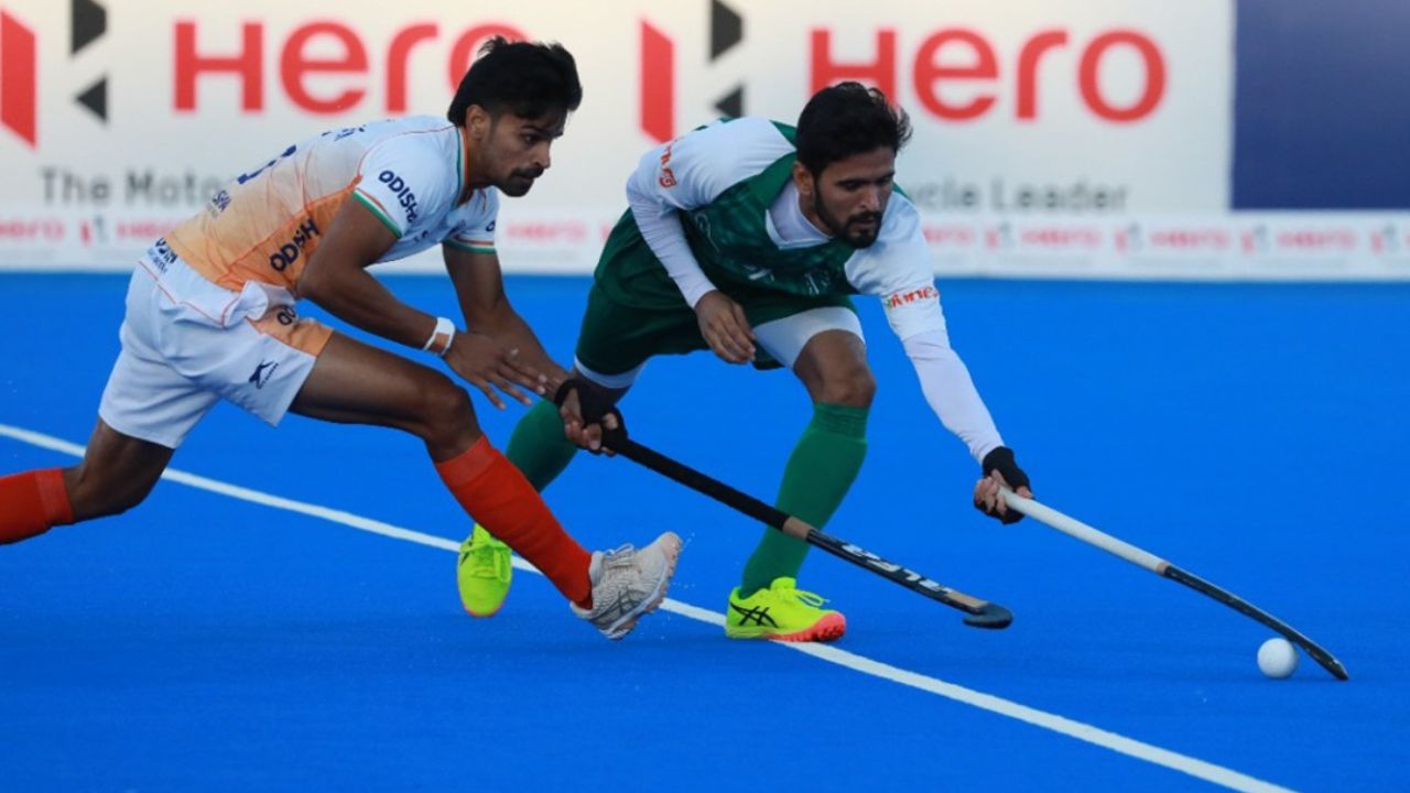 भारताचा संघ सेमीफायनलमध्ये कोरियाशी सामना करणार आहे, या सामन्याचे आयोजन १६ सप्टेंबर रोजी करण्यात आले आहे. या स्पर्धेमध्ये भारताने कोरियाचा पराभव केला आहे, त्यामुळे सेमीफायनलमध्ये संघ कशी कामगिरी करतो यावर नजर असणार आहे. फोटो सौजन्य - हॉकी इंडिया सोशल मीडिया 