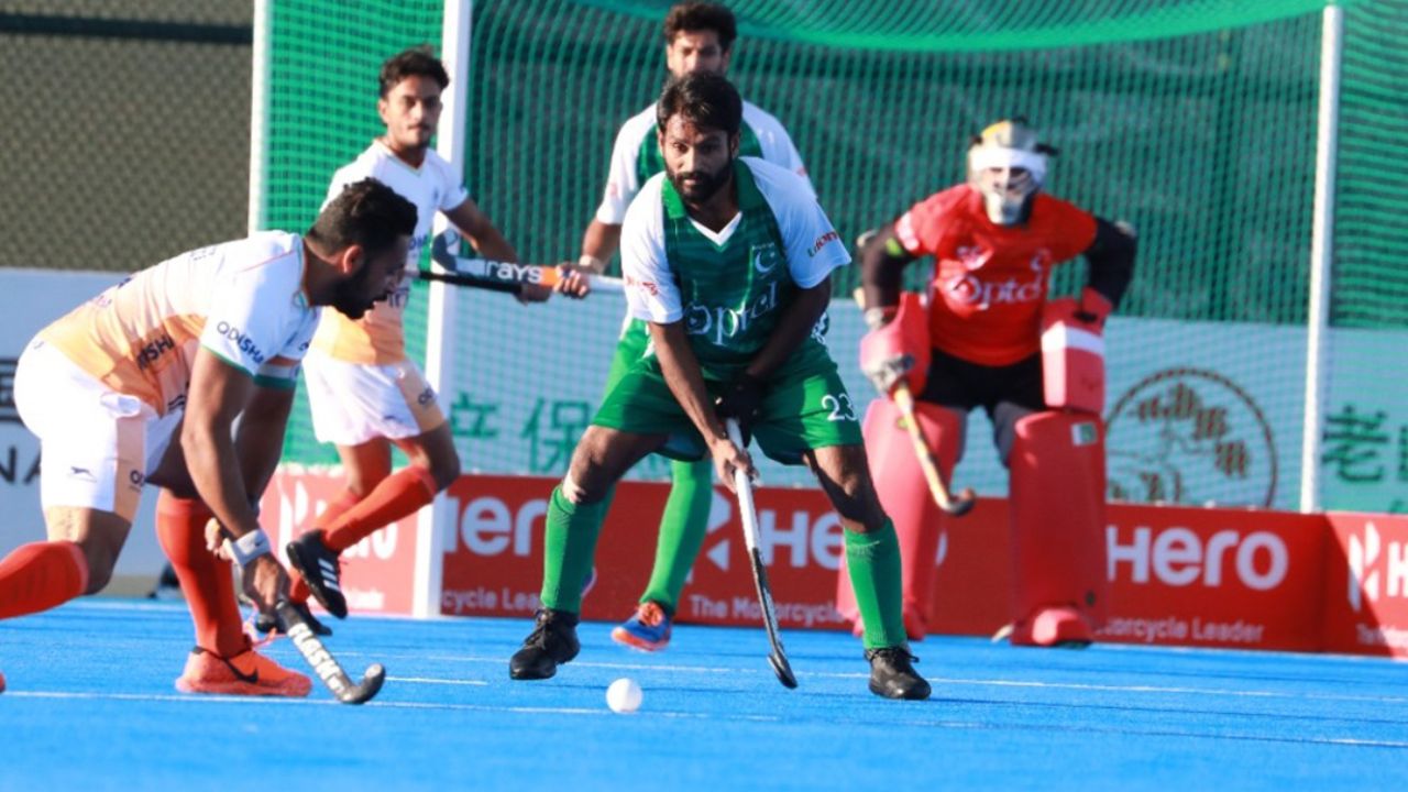 भारताच्या संघाने पहिल्या हाल्फमध्ये १-१ अशी बरोबरी केली होती, परंतु सर्वात आधी पाकिस्तानच्या संघाने गोल केला होता. त्यानंतर भारताच्या संघाने पेनल्टी कॉर्नर मिळवून कर्णधार हरमनप्रीतने भारतासाठी सामन्यात बरोबरी केली. फोटो सौजन्य - हॉकी इंडिया सोशल मीडिया 