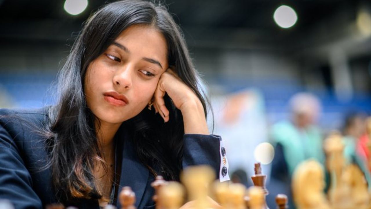 महिला संघाची सर्वात युवा खेळाडू आणि वर्ल्ड चॅम्पियन दिव्या देशमुखने वैयत्तिक गोल्ड मेडल नावावर केलं आहे, तिने या स्पर्धेमध्ये कमालीची कामगिरी करून दाखवली आहे. फोटो सौजन्य- Chessbase India सोशल मीडिया 