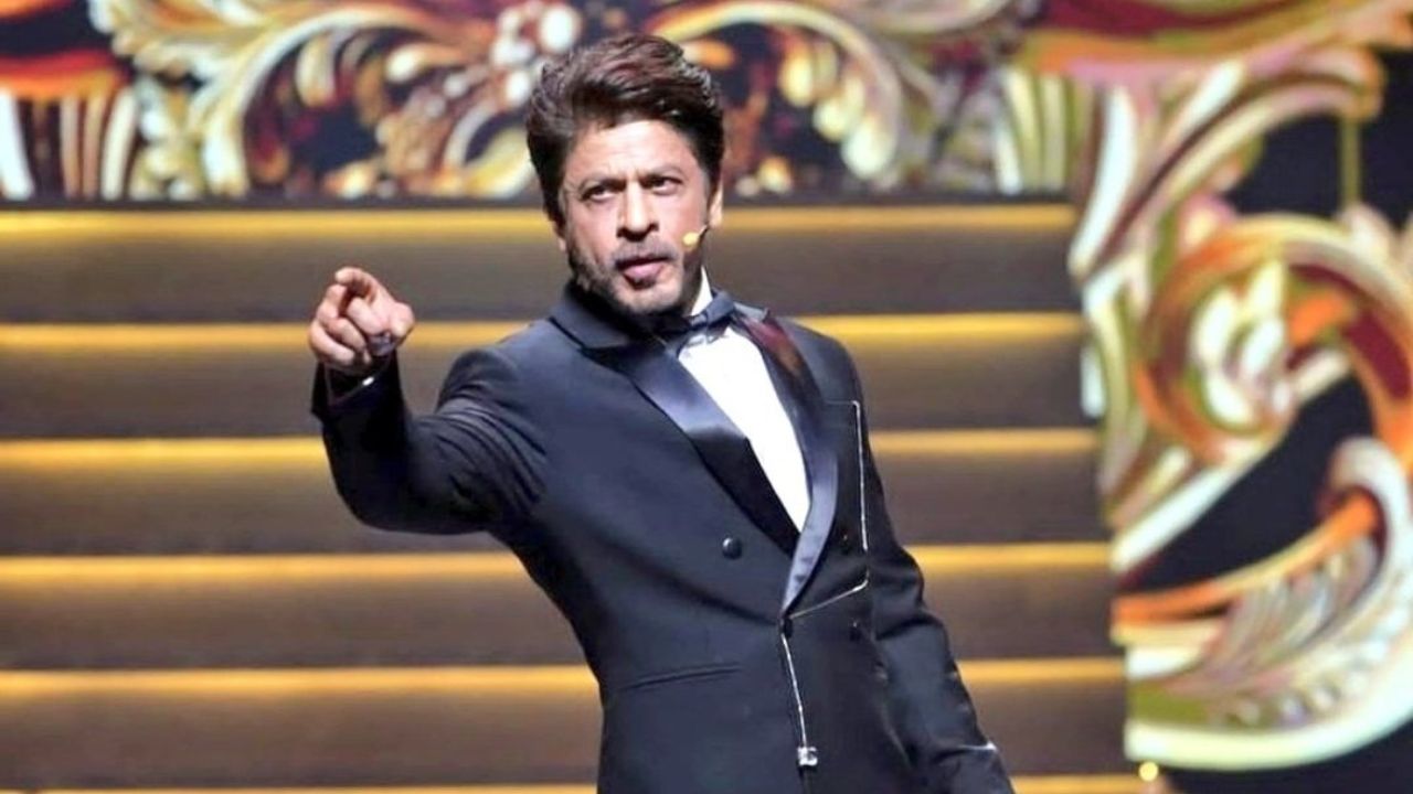 बॉलीवूड बादशाह शाहरुख खान, विकी कौशल आणि कारण जोहर यांचा एक फोटो व्हायरल होत आहे, यामध्ये तीन बॉलीवूड कलाकार एका फ्रेममध्ये आहेत. फोटो सौजन्य - IIFA सोशल मीडिया 