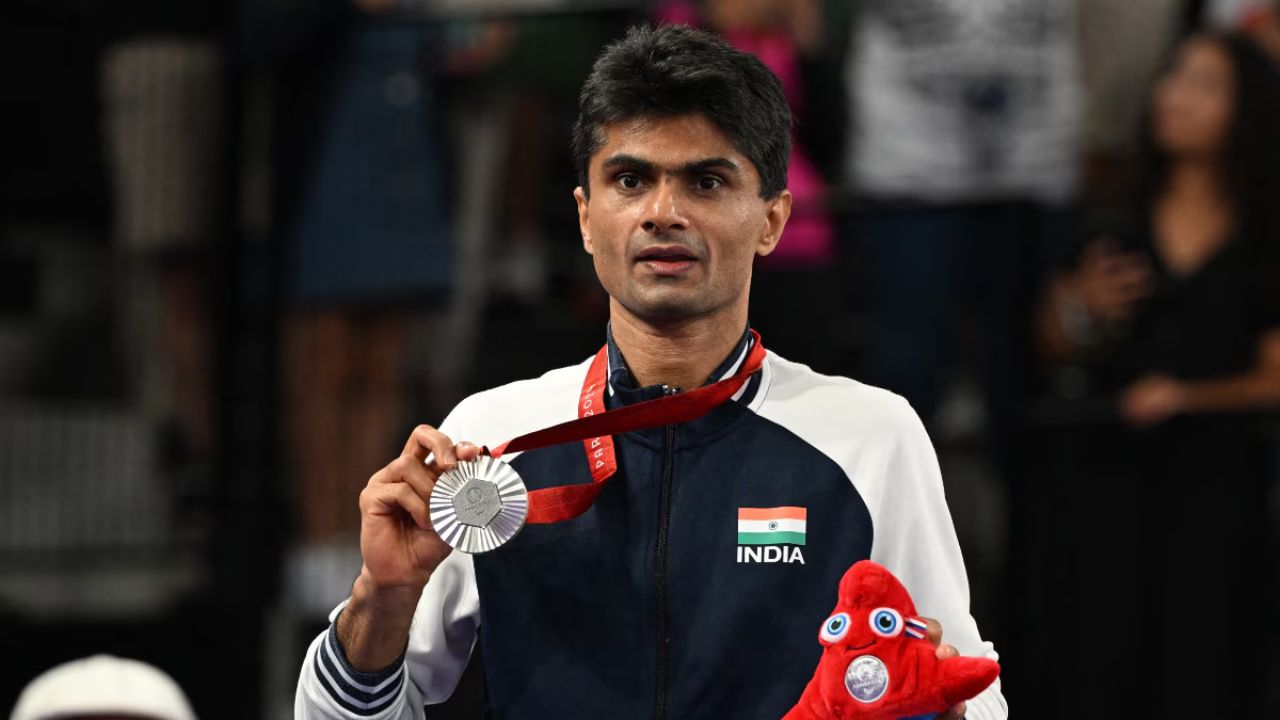 टोकियो पॅरालिम्पिक २०२० मध्ये सिल्वर मेडल विजेता सुहास यथिराजने पुन्हा एकदा सिल्वर मेडलवर कब्जा केला आहे. त्याला फायनलच्या सामन्यामध्ये फ्रान्सच्या शटलरकडून पराभवाचा सामना करावा लागला. फोटो सौजन्य - First post 