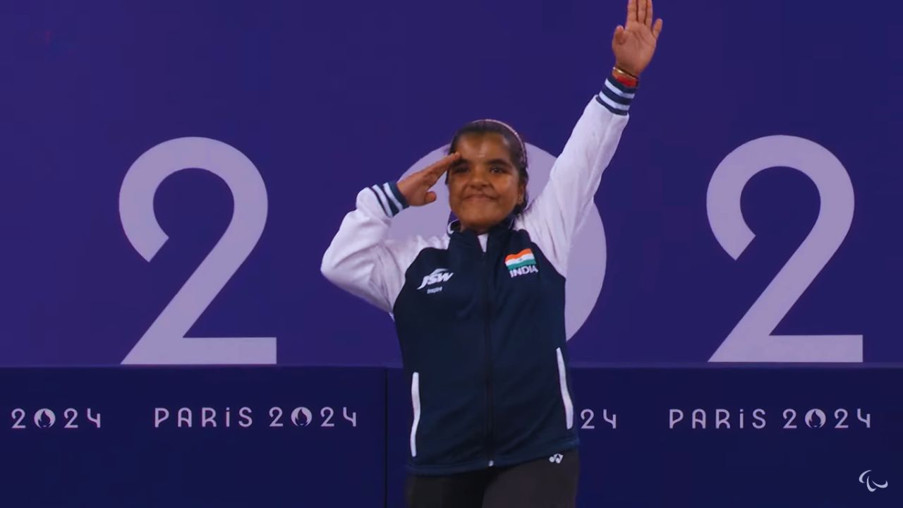 भारताची पॅरा शटलर नित्या श्री सिवनचं मिक्स टीममध्ये मेडल हुकलं, पण वैयक्तिक स्पर्धेमध्ये तिने इंडोनेशियाच्या शटलरला सलग गेममध्ये पराभूत करून सामना जिंकला आणि कांस्यपदकावर नाव कोरलं.  फोटो सौजन्य - पॅरिस पॅरालिम्पिक युट्युब 