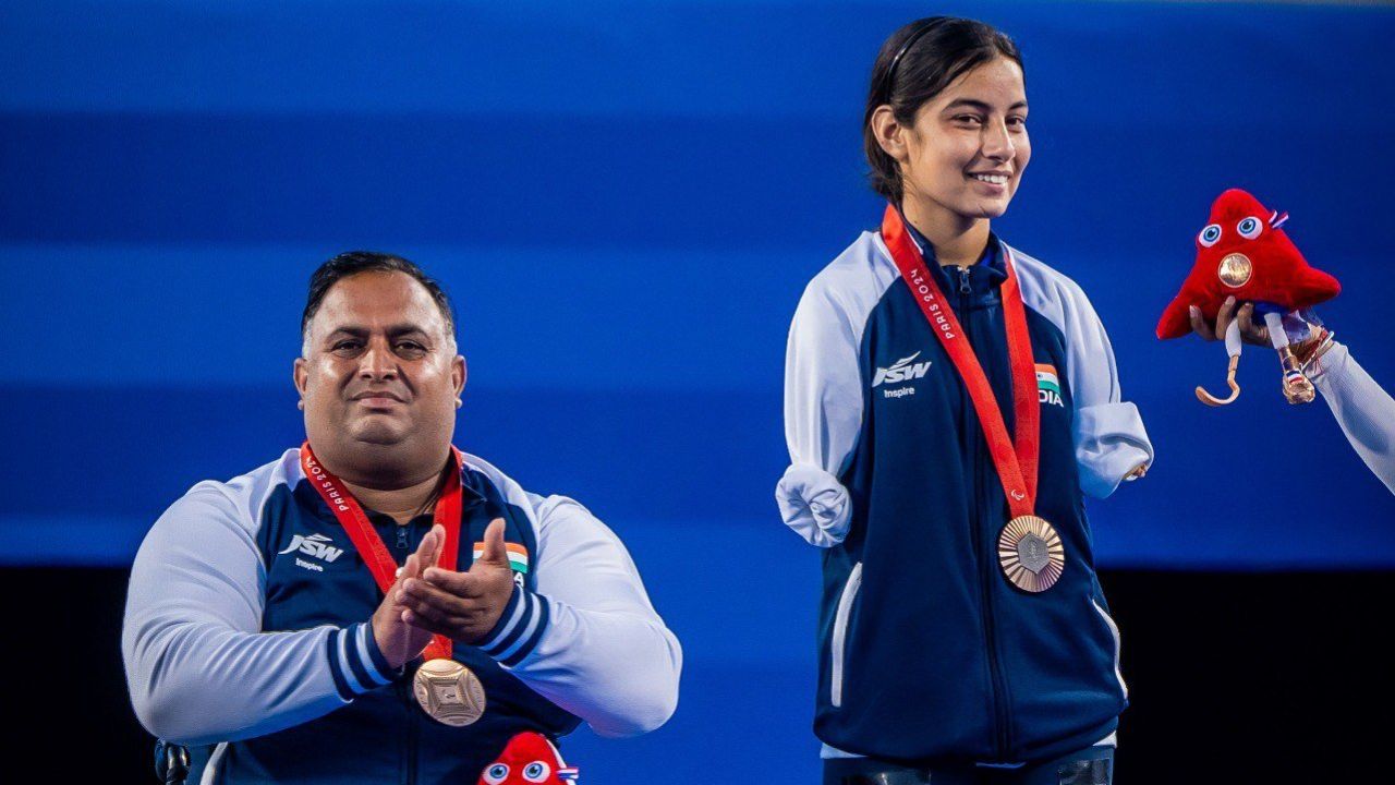 ब्रॉन्झ मेडल सामन्यामध्ये शीतल देवी आणि राकेश कुमार या भारताच्या जोडीने इटलीचा १५६-१५५ असा पराभव करून कांस्यपदक नावावर केलं आहे. फोटो सौजन्य - World Archery सोशल मीडिया 