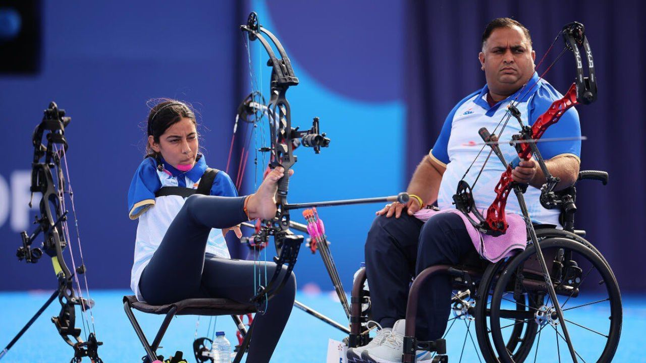 शीतल देवी आणि राकेश कुमार या पॅरा तिरंदाज जोडीने क्वालिफिकेशन राउंडमध्ये चमकदार कामगिरी करत विश्वविक्रम नावावर केला आहे. मिक्स टीममध्ये भारताची ही पॅरा जोडी पहिल्या स्थानावर होती. फोटो सौजन्य - World Archery सोशल मीडिया 