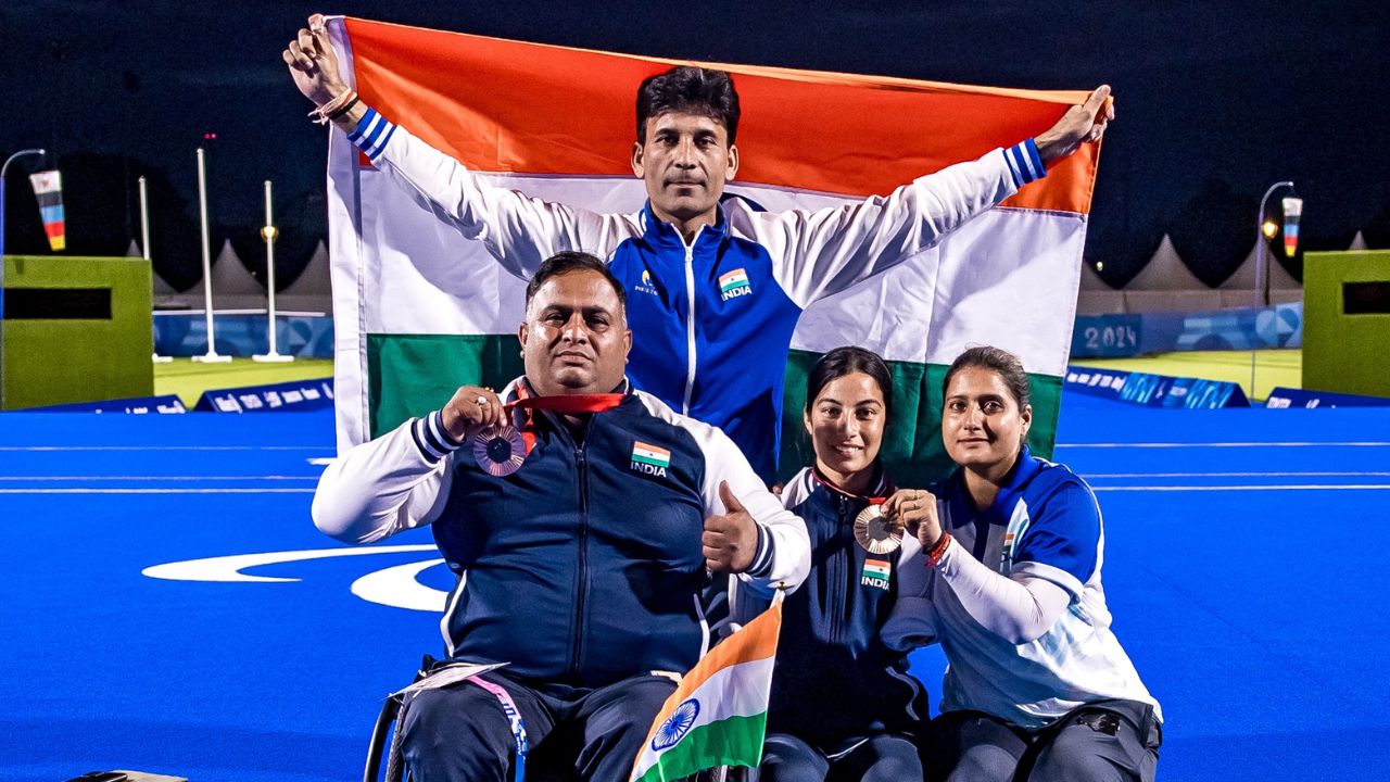 कांस्यपदक मिळवल्यानंतर शीतल देवी आणि राकेश कुमार हे दोघेही भावुक होताना दिसले, आर्चरीमध्ये पॅरिस पॅरालिम्पिकचे हे पहिले मेडल आहे. फोटो सौजन्य - World Archery सोशल मीडिया 