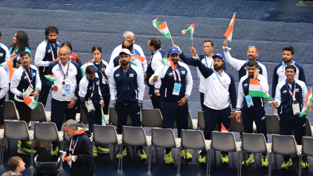 पॅरिस पॅरालिम्पिक २०२४ च्या समारोप समारंभाच्या दिनी भारताचे अनेक खेळाडू हे उपस्थिती होते त्यांच्यासोबत सपोर्ट स्टाफदेखील सामील झाला होता. फोटो सौजन्य - Boria Majumdar सोशल मीडिया 