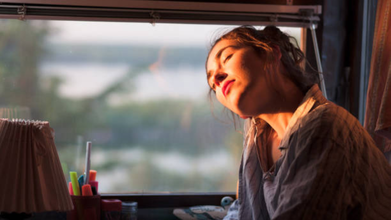 Vitamin D केसांना मजबूत करते. जर व्हिटॅमिन डीची कमतरता असेल तर केस पातळ आणि विरळ होणे स्वाभाविक आहे, कारण व्हिटॅमिन डी च्या कमतरतेमुळे केसांचे फॉलिकल्स तयार होत नाहीत, ज्यामुळे केसांच्या वाढीचे चक्र बिघडते