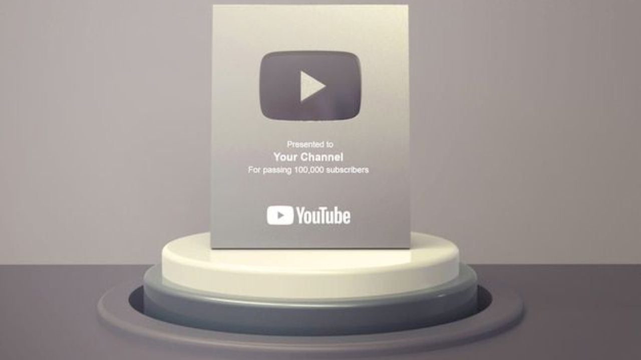 YouTube क्रिएटरच्या चॅनेलवर 1 लाख सबस्क्रायबर्स पूर्ण झाल्यानंतर सिल्व्हर प्ले बटण दिलं जातं. 