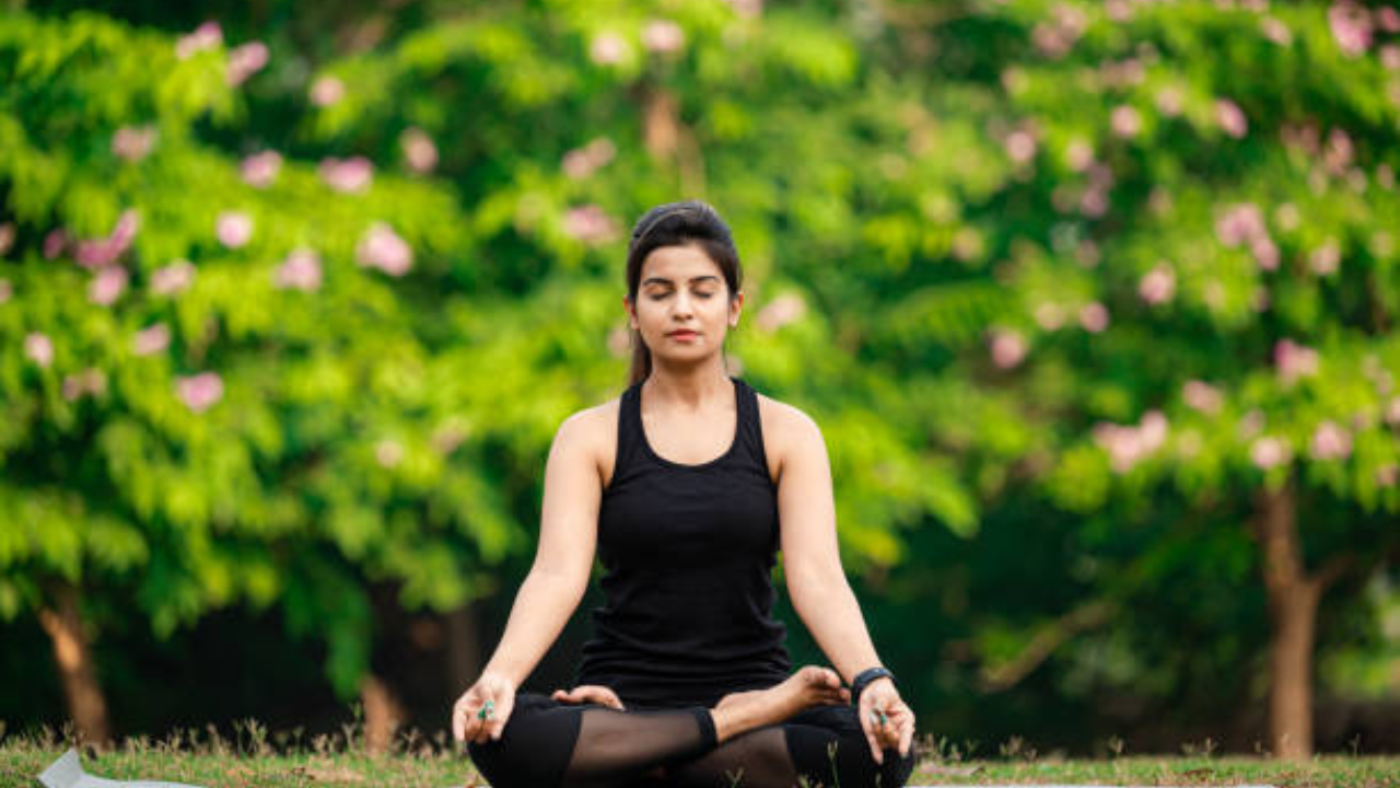 तणावामुळे हृदयविकाराचा धोका वाढू शकतो. योग, ध्यान आणि दीर्घ श्वासोच्छ्वास यासारख्या तणाव व्यवस्थापन तंत्रांचा सराव करा