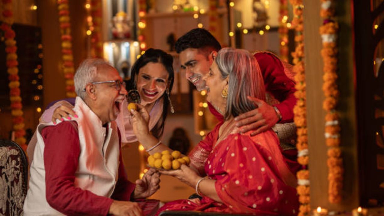 डायबिटीस असणाऱ्या व्यक्ती सुद्धा खाऊ शकते या मिठाई (फोटो सौजन्य: iStock)