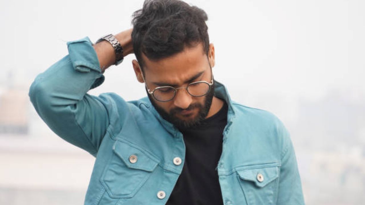 जर तुम्ही नेहमी इतरांच्या गरजांना पहिले प्राधान्य देत असाल आणि तुमच्या स्वतःच्या गरजांकडे दुर्लक्ष करत असाल, तर हे देखील सेल्फ टॉक्सिटीचे लक्षण आहे. 