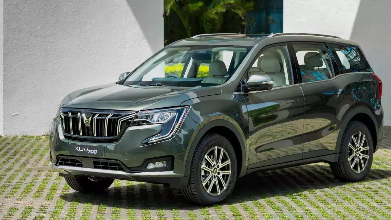 Mahindra XUV700 ही एक ७ सीटर कार आहे, जी तुमच्या कुटुंबासाठी एक परफेक्ट पर्याय ठरू शकते. या कारची किंमत 13 लाखांपासून सुरु होऊ शकते. 