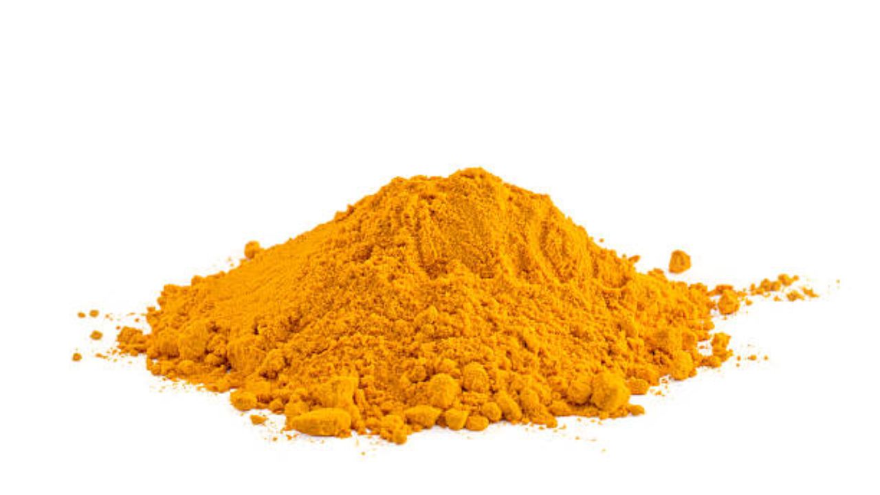 टमाटर मधील रस हळदीत मिसळावे. हे मिश्रण संवेदनशील त्वचा असलेल्या लोकांसाठी हे फायदेशीर आहे. टोमॅटोमध्ये असलेले लाइकोपीन सारखे अँटीऑक्सिडंट जळजळ कमी करण्यास मदत करतात.