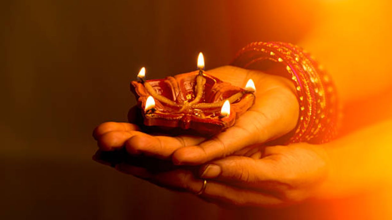 फटाक्यांचा उपयोग करताना ध्वनी आणि वायू प्रदूषणाचा विचार करावा लागतो. त्यामुळे शांती आणि सुरक्षितता लक्षात घेऊन फटाके वापरा. 