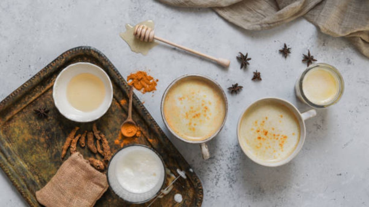 हळद मधात मिसळून लावल्यास अनेक फायदे होतात. मध चेहऱ्याला हायड्रेट ठेवण्याचे काम करते. यामुळे चेहरा अधिक खुलून दिसतो.