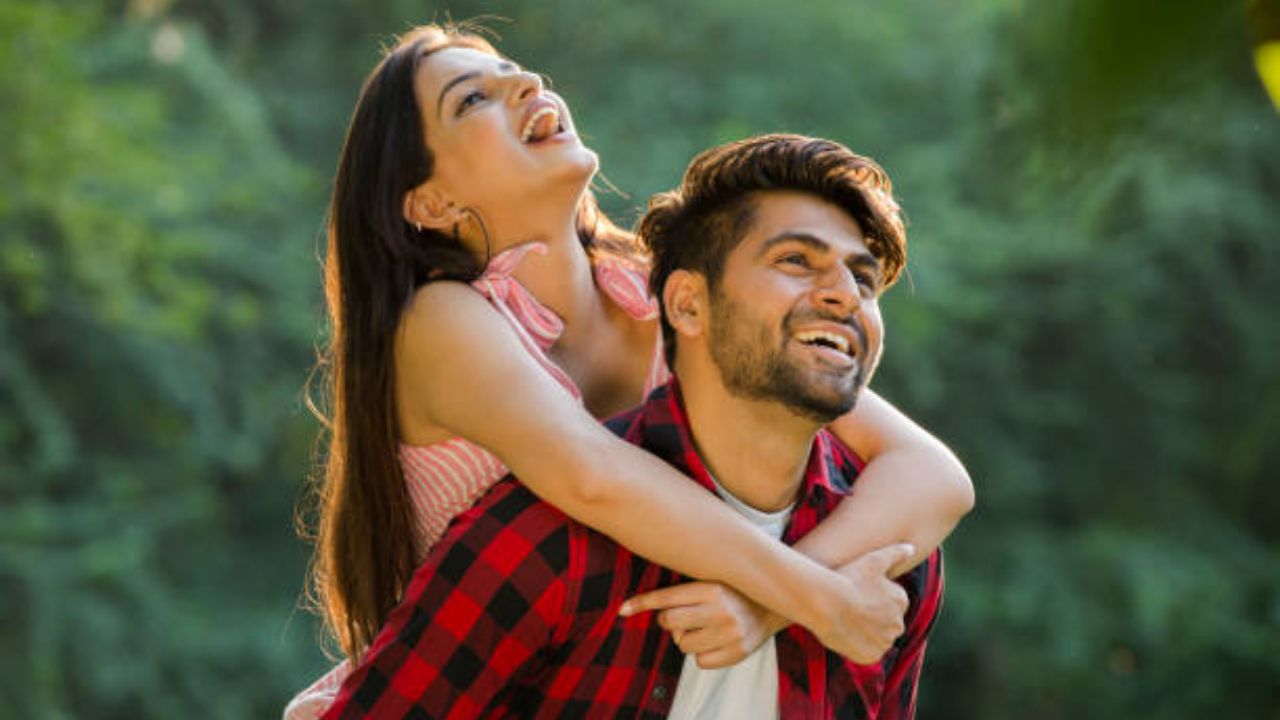 एक चांगला परफ्यूम भेट देणे नेहमीच एक चांगला पर्याय आहे. जर आपल्या जोडीदारास एक विशेष प्रकारचा सुगंध आवडला असेल तर त्याच सुगंधाचा परफ्यूम त्यांच्यासाठी निवडा. 