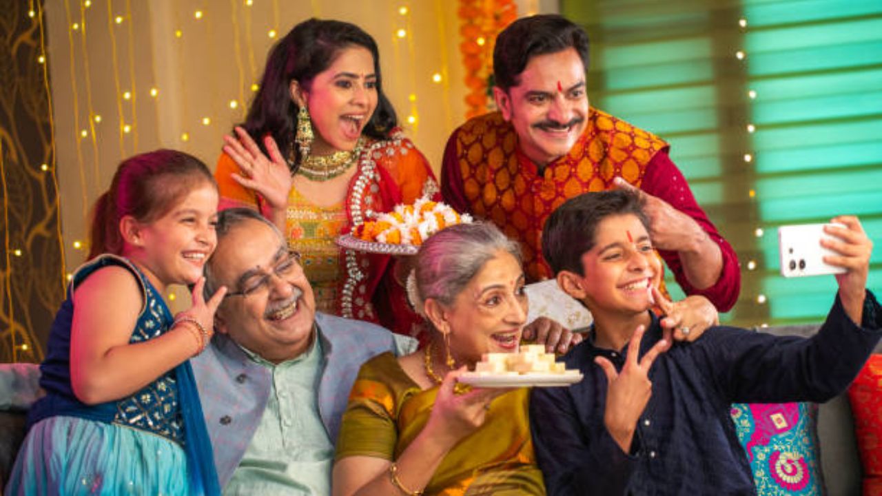 फराळ बनवताना किंवा खरेदी करताना त्याच्या शुद्धतेकडे लक्ष द्या. खराब किंवा शिळे पदार्थ खाणे आरोग्यासाठी हानिकारक असू शकते.