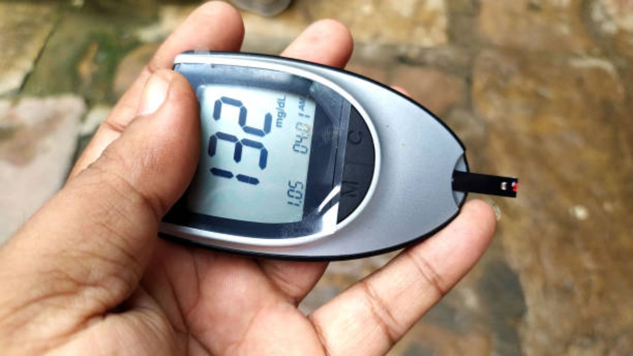 वारंवार भूक लागणे: डायबिटीस असलेल्या लोकांना त्यांच्या अन्नातून पुरेशी एनर्जी मिळत नाही.म्हणूनच मुबलक प्रमाणात एनर्जी मिळवण्यासाठी शरीर जास्त अन्नाची मागणी करू लागते. 