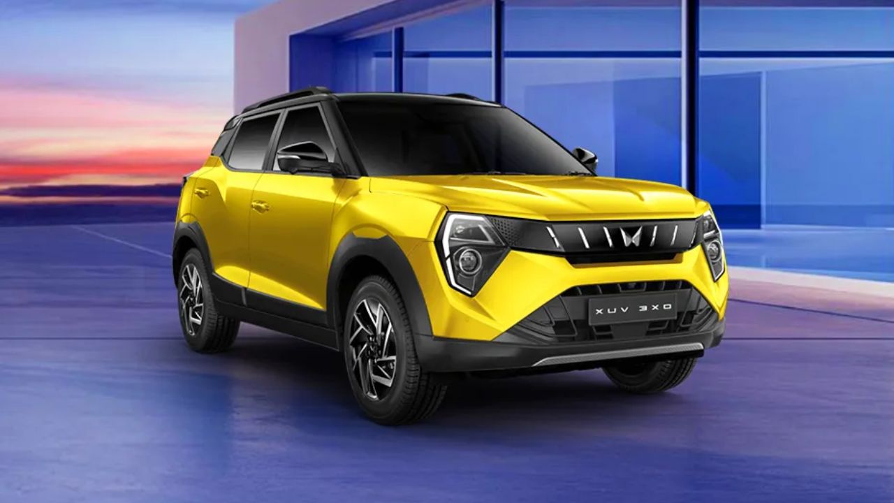 Mahindra XUV 3XO ही कार बजेट फ्रेंडली कार आहे जिची किंमत 7.49 लाखांपासून सुरु होते. यंदाच्या सणासुदीच्या काळात तुम्ही ही कार खरेदी करू शकता. 