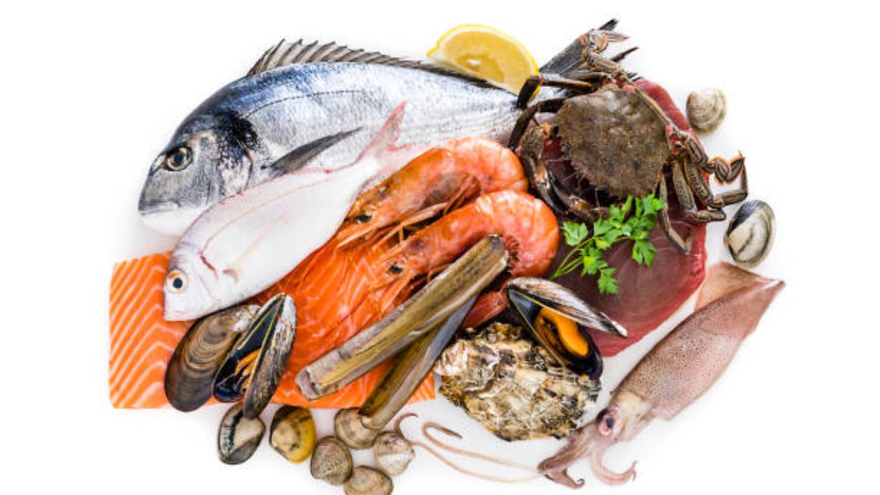 आठवड्यातून किमान दोनदा मासे खाण्याचा प्रयत्न करा. विशेषतः असे मासे ज्यात ओमेगा-३ फॅटी ऍसिड भरपूर असतात. असे केल्याने हृदयविकाराचा धोका कमी होऊ शकतो.