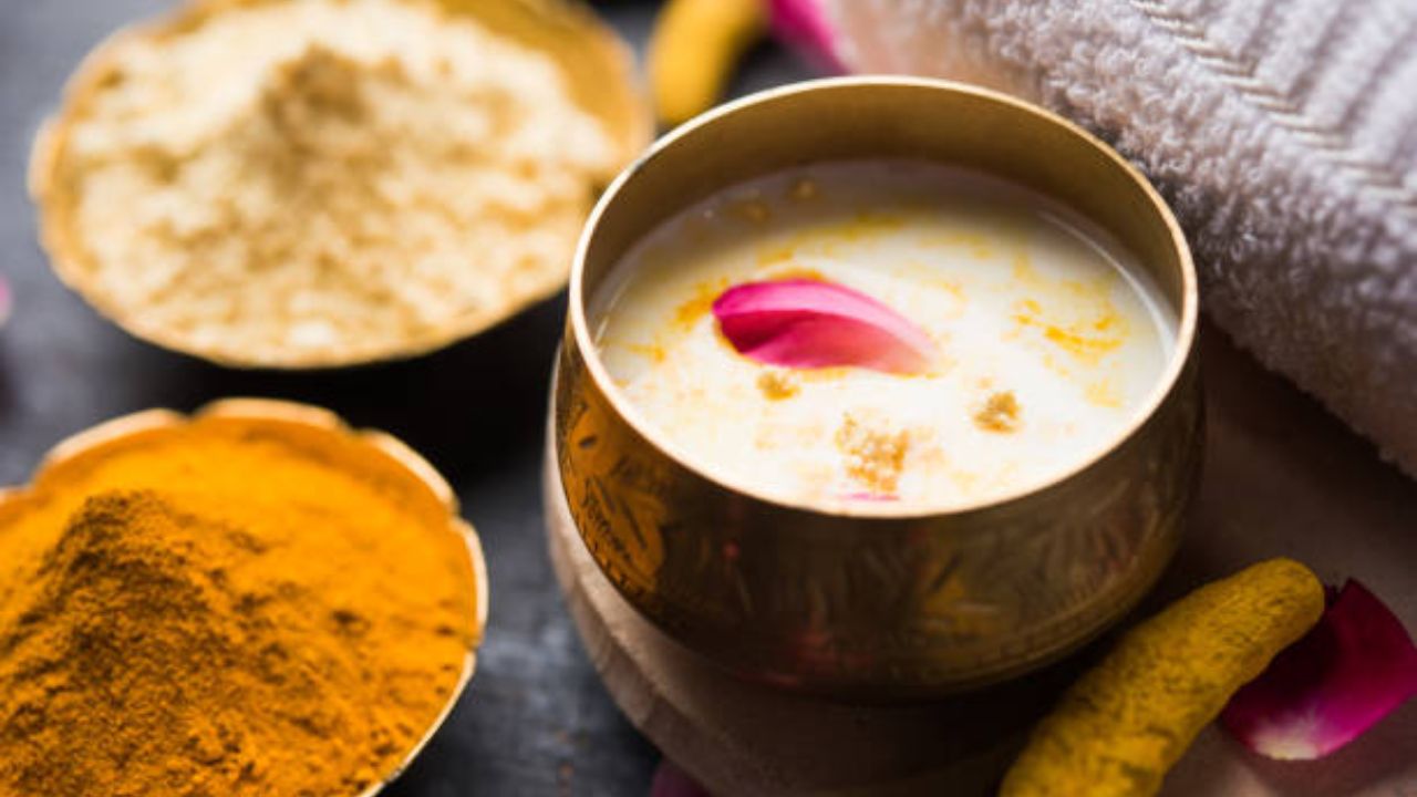 दुधात हळद मिसळून चेहऱ्यावर लावल्याने त्वचेवरील मुरुम दूर होतात. तसेच त्वचेची जळजळ कमी होण्यास मदत होते.