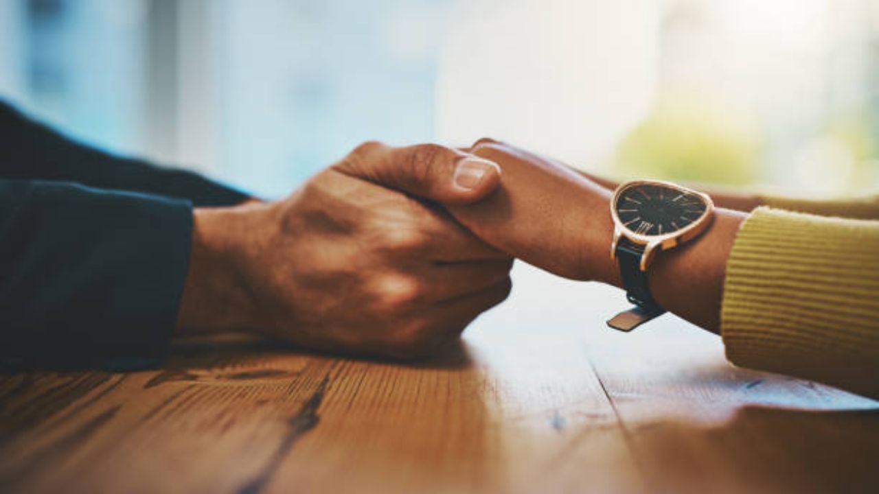 आपल्या जोडीदारास पर्सनलाइज्ड भेट देऊन, ते आपल्यासाठी किती खास आहेत हे आपण त्यांना समजू शकता. अशा भेटवस्तूंमध्ये कस्टमाइज कप, कुशण, फोटो फ्रेम किंवा त्याच्या आवडत्या फोटोसह कीचेन सारखे पर्याय असतात. 