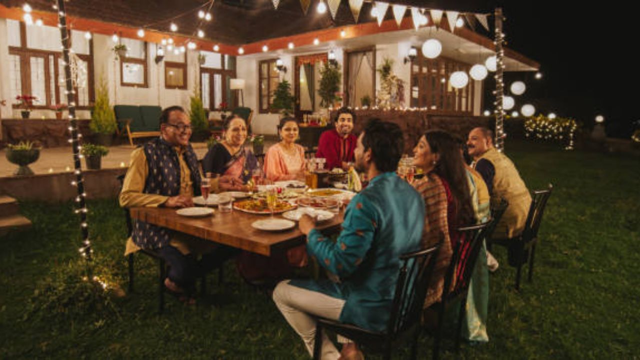 दिवाळीचा सण म्हणजे एकत्र येण्याचा आणि आनंद साजरा करण्याचा काळ आहे. एकटं राहणे किंवा इतरांपासून दूर राहिल्याने सणांचा आनंद कमी होतो.