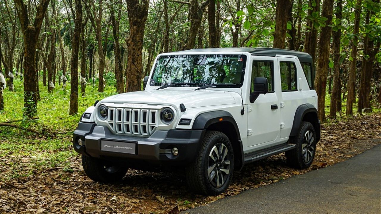नुक्क्तीच Mahindra Thar Roxx ही एसयूव्ही 15 ऑगस्टला लाँच झाली होती. या एसयूव्हीची किंमत 13 लाखांपासून सुरु होते. 