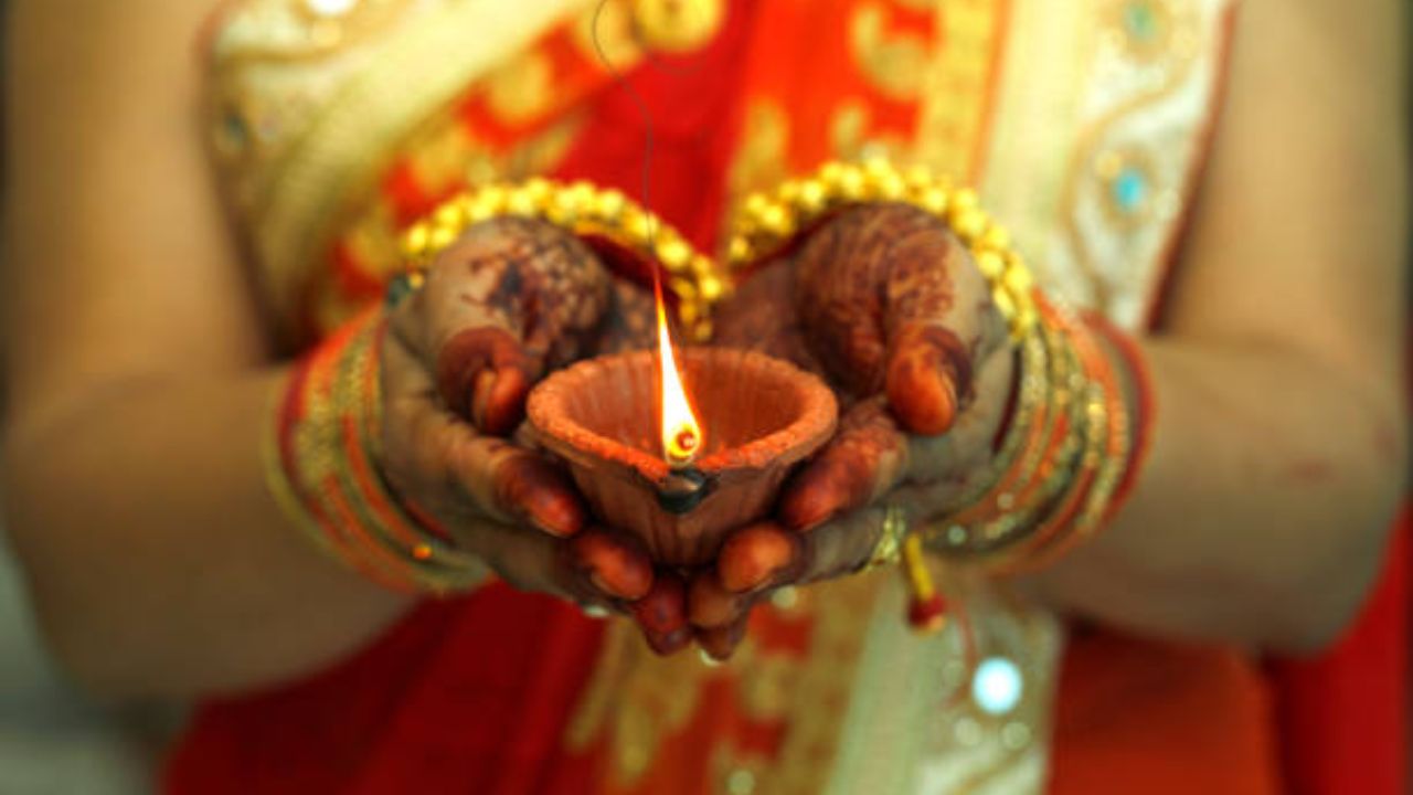 उत्सवाच्या काळात अनावश्यक खर्च टाळा. बजेट ठरवून त्यानुसारच खरेदी करणे योग्य राहील, ज्यामुळे तुमचा महिन्याचा बजेट कोलमडणार नाही आणि दिवाळी सुद्धा आनंदात जाईल. 