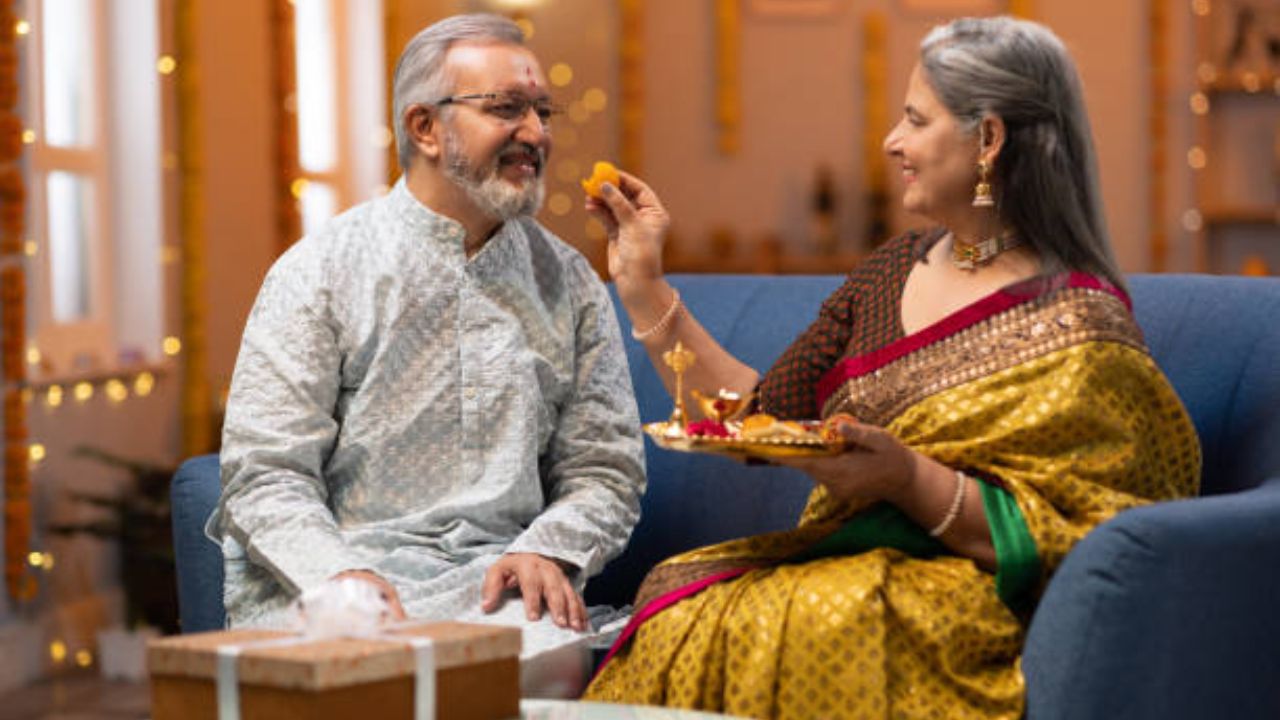 डायबिटिसच्या रुग्णांसाठी आरोग्यदायी गोड पर्याय उपलब्ध असले तरी जास्त प्रमाणात काहीही खाणे हानिकारक ठरू शकते. 