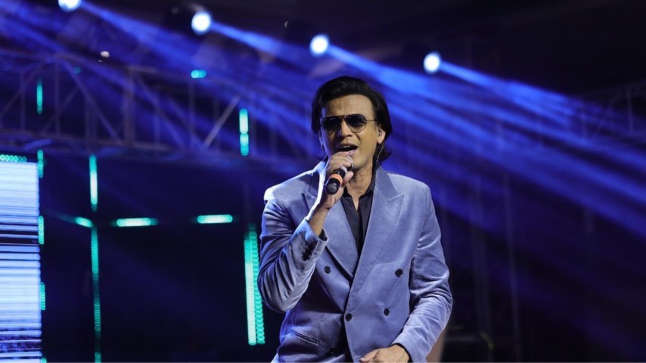 मावशीसोबत तिच्या टीन पत्र्याच्या झोपडीत राहण्यापासून ते रिॲलिटी शो जिंकण्यापर्यंतचा अभिजीतचा प्रवास फारच संघर्षमय होता. इंडियन आयडॉल जिंकल्यानंतरही त्याला इंडस्ट्रीमध्ये संघर्ष करावा लागला.
