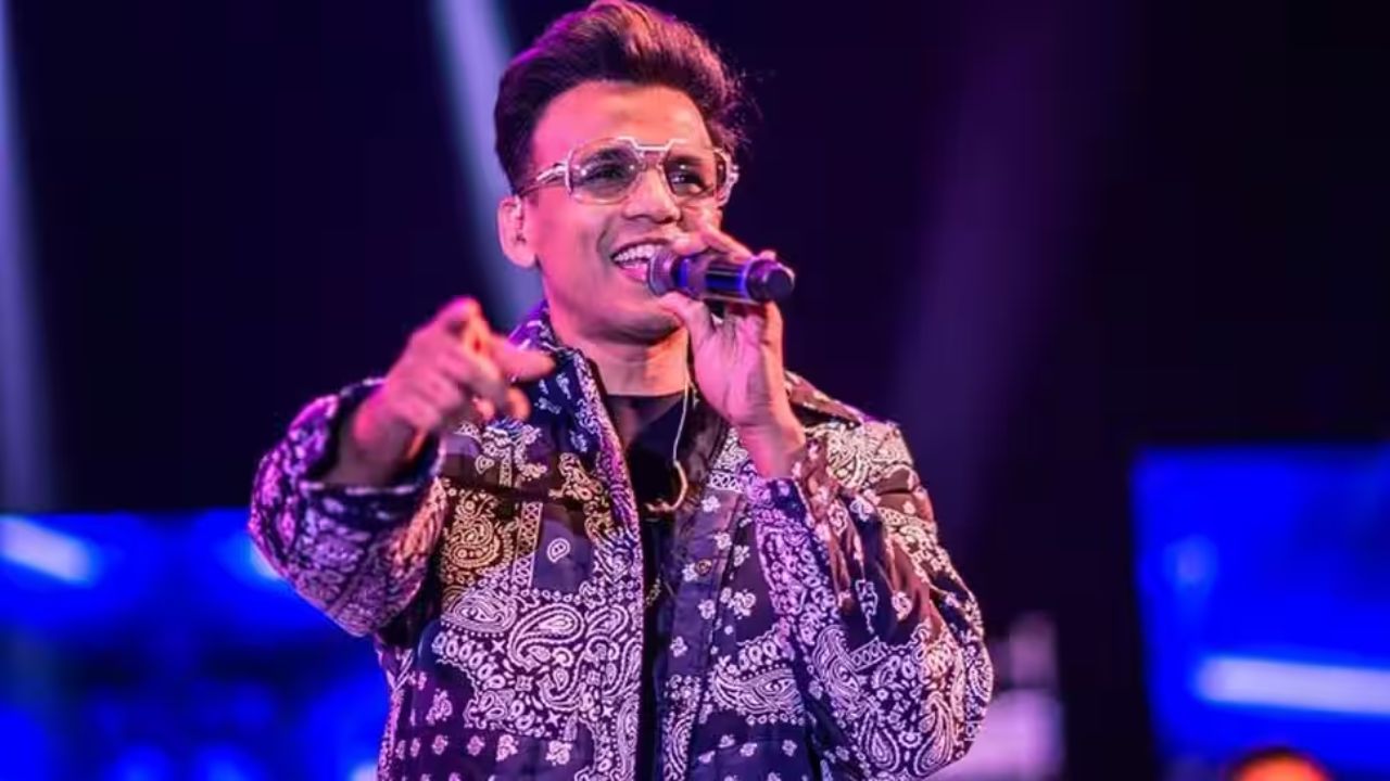 पहिला इंडियन आयडॉल शो जिंकल्यानंतर अभिजीत सावंतचा पहिला अल्बम 'आपका अभिजीत सावंत' 2005 साली रिलीज झाला होता. त्यानंतर दोन वर्षांनंतर, 2007 मध्ये अभिजीत सावंतचा 'जुनून' हा दुसरा अल्बम प्रदर्शित झाला.
