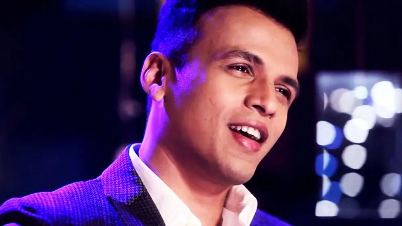 'इंडियन आयडॉल 1' चा पहिला विजेता-गायक अभिजीत सावंत बऱ्याच दिवसांपासून प्रसिद्धीपासून दूर होता, त्यानंतर त्याने बिग बॉस मराठी सीझन 5 मधून पुन्हा एकदा कमबॅक केले. आणि हा कमबॅक चाहत्यांना खूप आवडला. 
