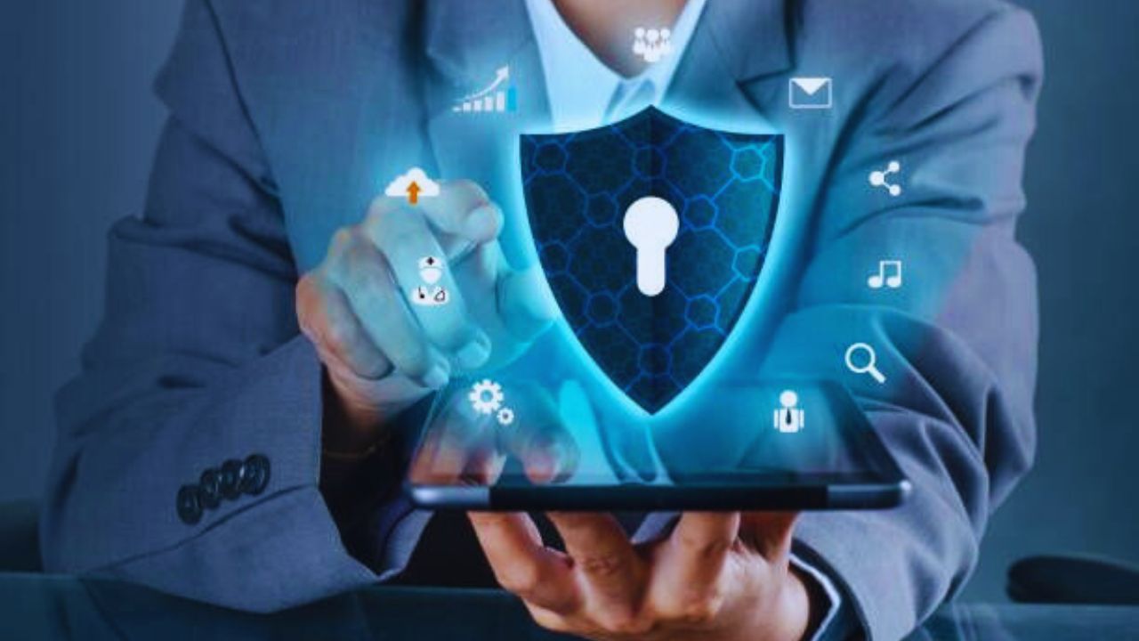 अँटीव्हायरस सॉफ्टवेअर तुम्हाला वेब ब्राउझिंग, ईमेल अटॅचमेंट आणि डाउनलोड केलेल्या फायलींशी संबंधित धोक्यांपासून रिअल-टाइम संरक्षण प्रदान करते.