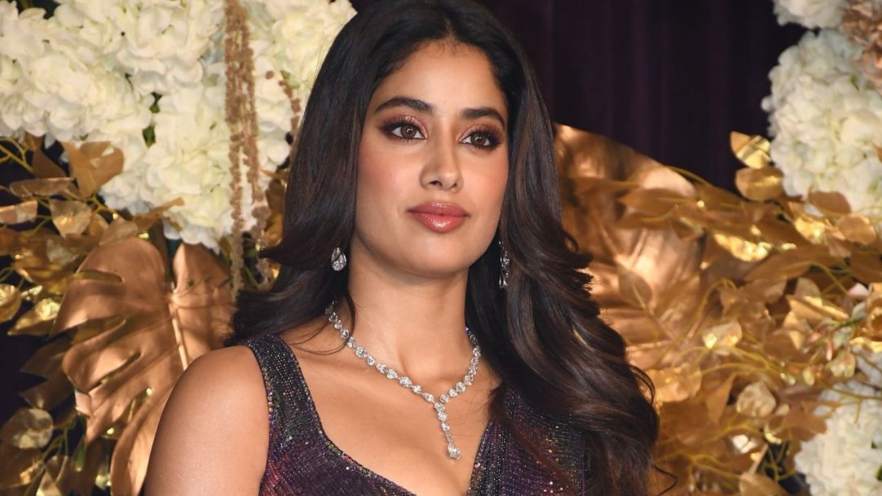यानंतर या पार्टीमध्ये बॉलीवूड अभिनेत्री जान्हवी कपूर देखील सहभागी झाली होती. अभिनेत्रीने जांभळ्या रंगाची चमकणारी साडी परिधान केली होती. गळ्याभवती  सुंदर डायमंन नेकलेस आणि कानात झुमके घातले. आणि आकर्षित मेकअपसह अभिनेत्री खूपच मोहक दिसत होती. 