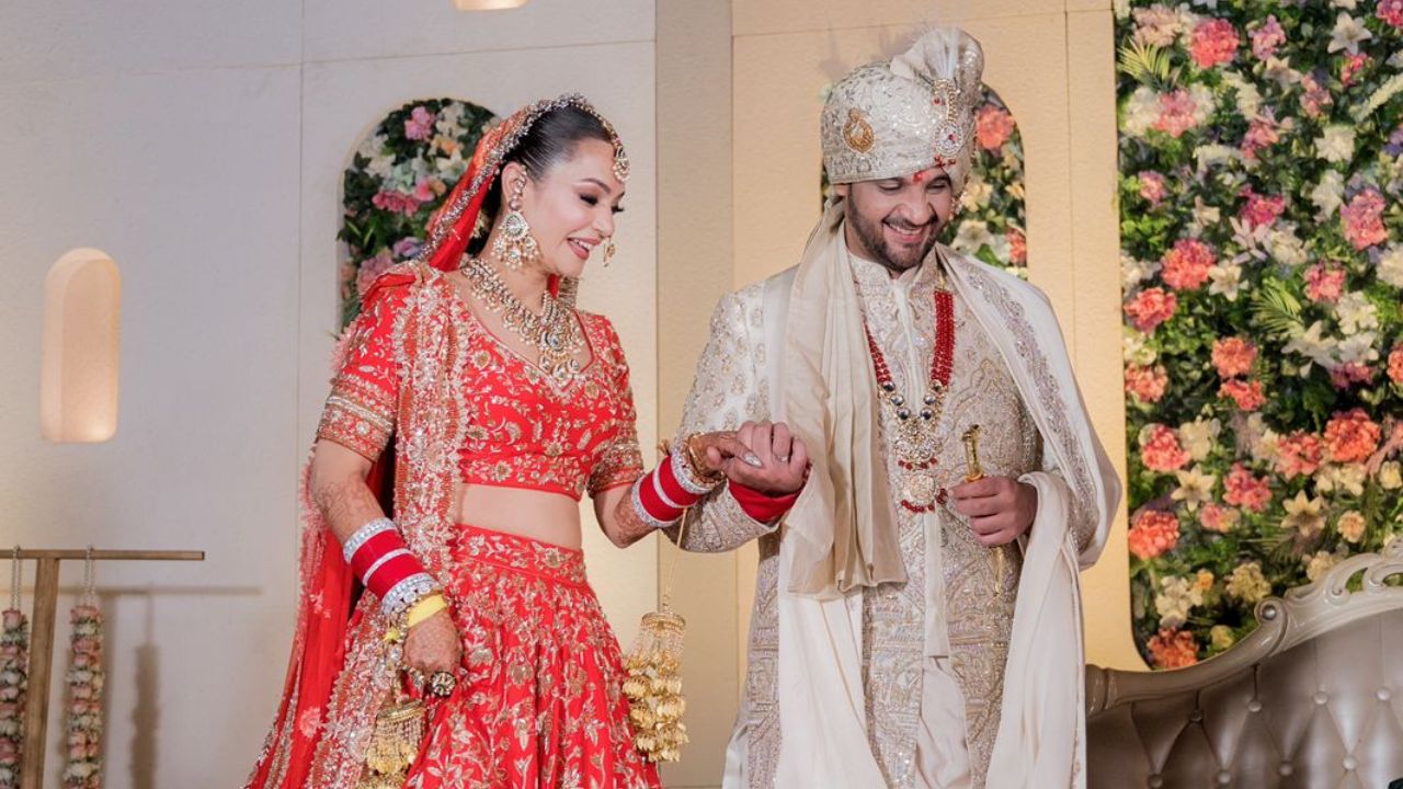 त्यांनी नुकताच शेअर केलेल्या फोटो मध्ये दोघेही खूप सुंदर आणि गोड दिसत आहेत. डीजे योगीने ऑफ व्हाईट रंगाची शेरवानी परिधान केली आहे तर गायिका चारू सेमवालने भडक लाल रंगाचा लेहंगा परिधान केला आहे. 