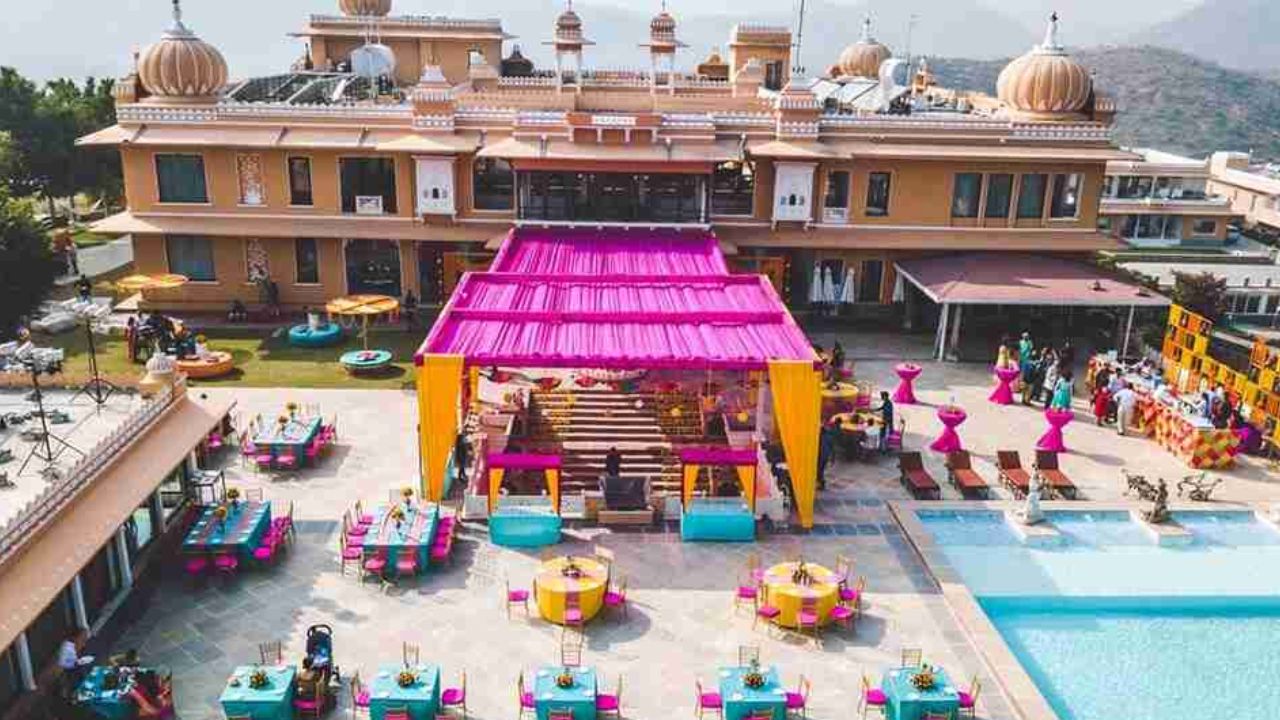 पुष्कर, राजस्थान: शाही विवाहाचे स्वप्न पाहणाऱ्यांसाठी पुष्कर एक उत्तम ठिकाण आहे. अरवली पर्वतरांगांनी वेढलेले हे ऐतिहासिक शहर आपल्या समृद्ध संस्कृतीसाठी प्रसिद्ध आहे. येथे असलेल्या पुरातन हवेल्या आणि राजवाड्यांमध्ये शाही विवाहाची अनुभूती तुम्हाला घेता येईल