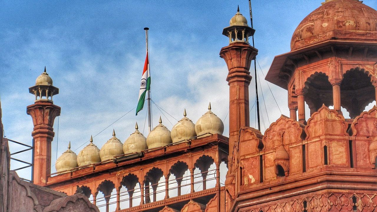 शासकीय दुखवटा जाहीर केल्यानंतर राज्यात, देशांतील शासकीय कार्यालयांवर अर्ध्यावर फडकवण्यात येतो
