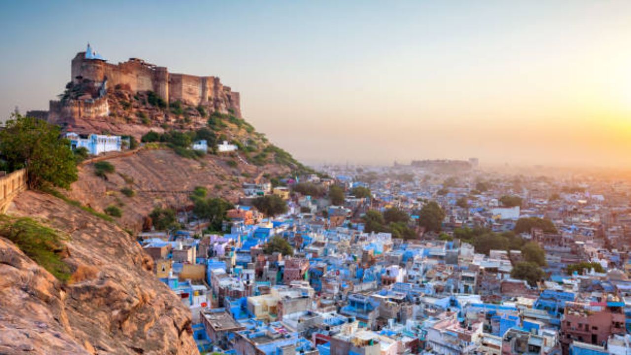 भारतातील 'या' राजेशाही किल्ल्यांचे दृश्य तुम्हाला मंत्रमुग्ध करेल; एकदा नक्की भेट द्या