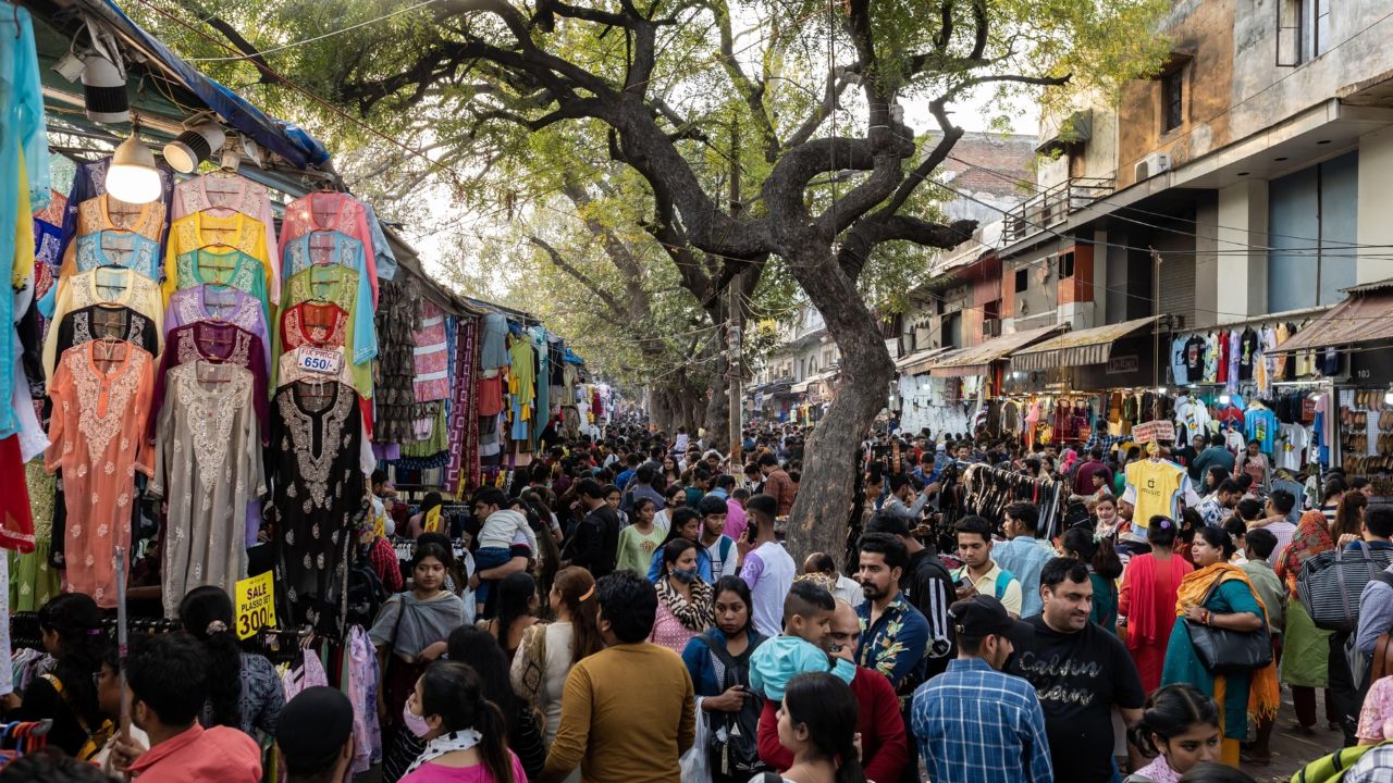 गांधी नगर मार्केट- गांधी नगर मार्केटमध्ये करवा चौथ आणि दिवाळीसाठी बजेटमध्ये कपडे खरेदी करता येतील. मोलभाव करण्याची संधीही येथे मिळते, ज्यामुळे हा बाजार खरेदीदारांमध्ये विशेष लोकप्रिय आहे