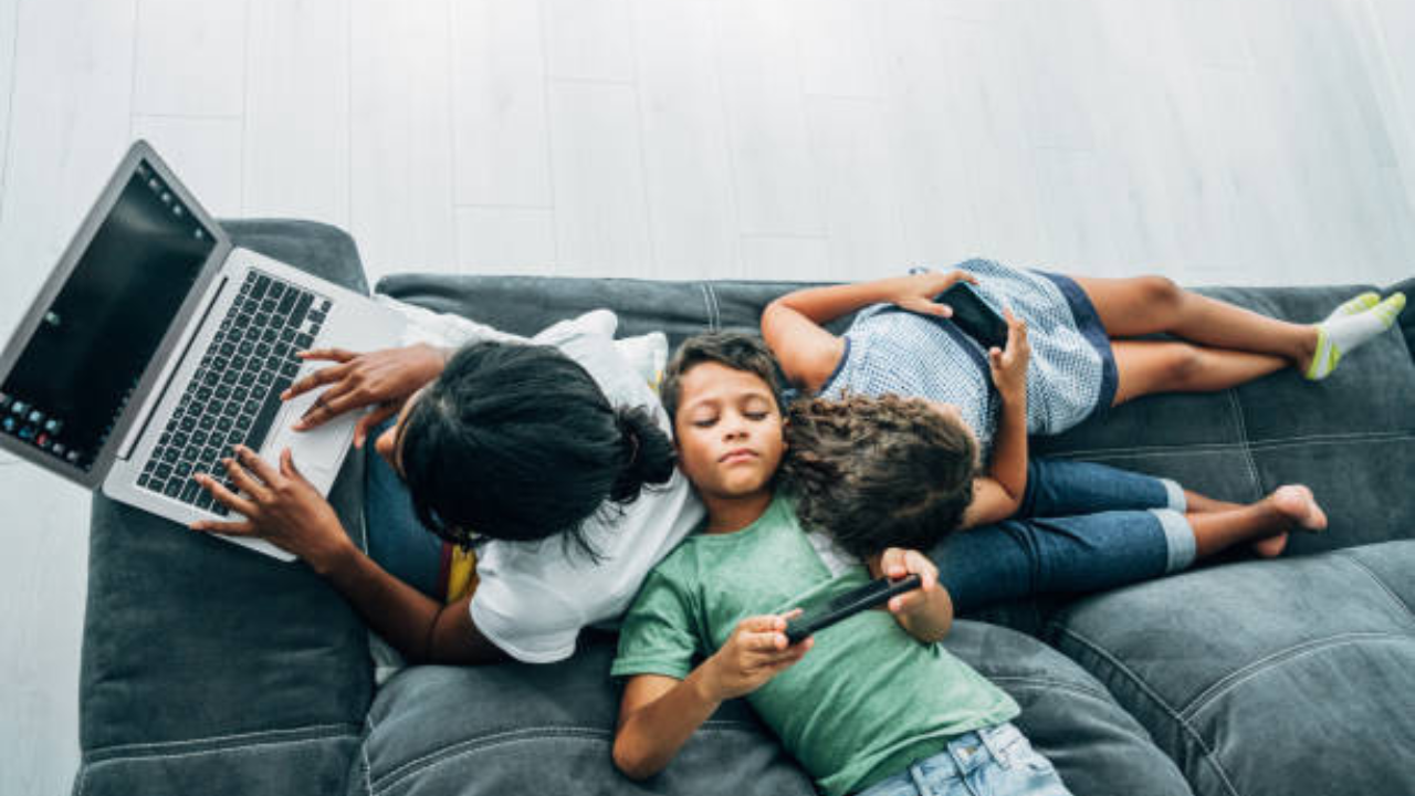 सतत लॅपटॉप मोबाईलवर राहणे
